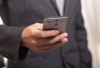 Ilustrasi orang menggunakan smartphone. (Foto: Pelopor.id/Pixabay)