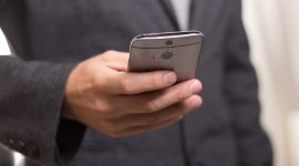 Ilustrasi orang menggunakan smartphone. (Foto: Pelopor.id/Pixabay)