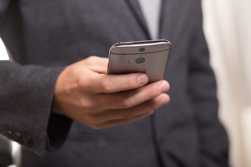 Ilustrasi orang menggunakan smartphone. (Foto: Pelopor.id/Pixabay)