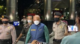 Wali Kota Bekasi Rahmat Effendi yang terjaring operasi tangkap tangan (OTT) akhirnya tiba di Gedung Merah Putih Komisi Pemberantasan Korupsi (KPK) Jakarta, Rabu (5/1/2022) malam. (Foto:Pelopor.id/ist)