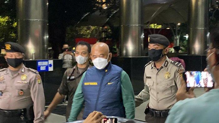 Wali Kota Bekasi Rahmat Effendi yang terjaring operasi tangkap tangan (OTT) akhirnya tiba di Gedung Merah Putih Komisi Pemberantasan Korupsi (KPK) Jakarta, Rabu (5/1/2022) malam.