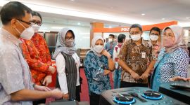 Direktur Jenderal Industri Kecil, Menengah, dan Aneka (IKMA) Kementerian Perindustrian, Reni Yanita (kanan) saat melakukan kunjungan kerja di PT Hartono Istana Teknologi (Polytron). (Foto:Pelopor.id/Kemenperin)