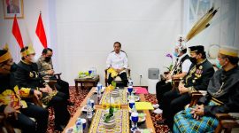 Presiden Jokowi bertemu tokoh masyarakat di Kalimantan Timur, Senin (31/01/2022). (Foto: Pelopor.id/BPMI Setpres/Laily Rachev)