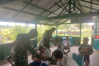 Satgas Yonif 126/KC memberikan kursus kilat kepada siswa SMP Negeri 1 Senggi tentang cara bermain gitar dan seruling sebagai sarana hiburan. (Foto: Pelopor.id/Puspen TNI)