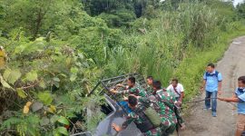 Aksi heroik anggota Satgas Yonif 126/KC mengevakuasi kendaraan yang hampir jatuh ke jurang di Kampung Kalipay, Distrik Waris, Kabupaten Keerom, Papua. (Foto: Pelopor.id/Pen Satgas Pamtas Yonif 126/KC) 