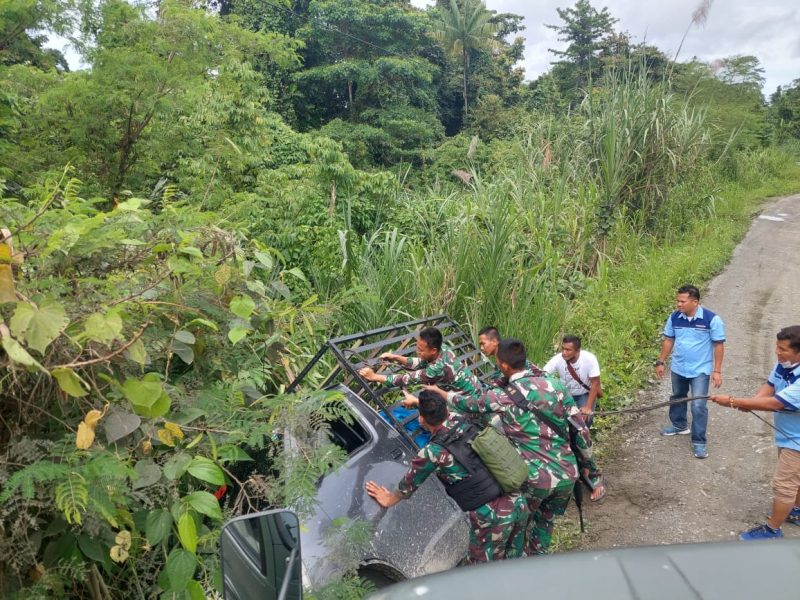 Aksi heroik anggota Satgas Yonif 126/KC mengevakuasi kendaraan yang hampir jatuh ke jurang di Kampung Kalipay, Distrik Waris, Kabupaten Keerom, Papua. (Foto: Pelopor.id/Pen Satgas Pamtas Yonif 126/KC) 