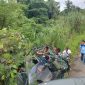 Aksi heroik anggota Satgas Yonif 126/KC mengevakuasi kendaraan yang hampir jatuh ke jurang di Kampung Kalipay, Distrik Waris, Kabupaten Keerom, Papua. (Foto: Pelopor.id/Pen Satgas Pamtas Yonif 126/KC) 