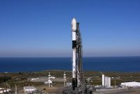 Roket Falcon 9 yang meluncurkan Starlink. (Foto:Pelopor.id/Twitter Elon Musk)