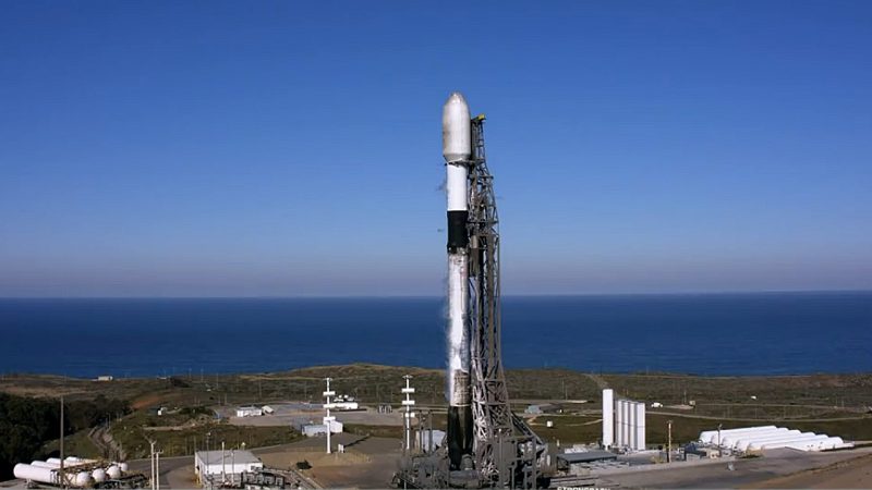 Roket Falcon 9 yang meluncurkan Starlink. (Foto:Pelopor.id/Twitter Elon Musk)