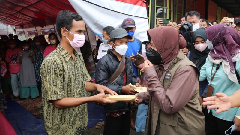 Mensos Kunjungi Lokasi Gempa Sumbar Beri Santunan dan Bantuan Logistik. (Foto:Pelopor.id/Kemensos)