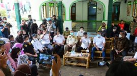 Ketua Wakil Ketua Komisi III DPR RI Desmond Junaidi Mahesa saat Tim Kunjungan Kerja Spesifik Komisi III DPR RI berdialog kepada sejumlah warga yang pro dan kontra maupun dari LBH di Desa Wadas. (Foto:Pelopor.id Jaka/Man)
