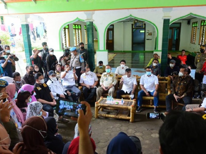 Ketua Wakil Ketua Komisi III DPR RI Desmond Junaidi Mahesa saat Tim Kunjungan Kerja Spesifik Komisi III DPR RI berdialog kepada sejumlah warga yang pro dan kontra maupun dari LBH di Desa Wadas. (Foto:Pelopor.id Jaka/Man)