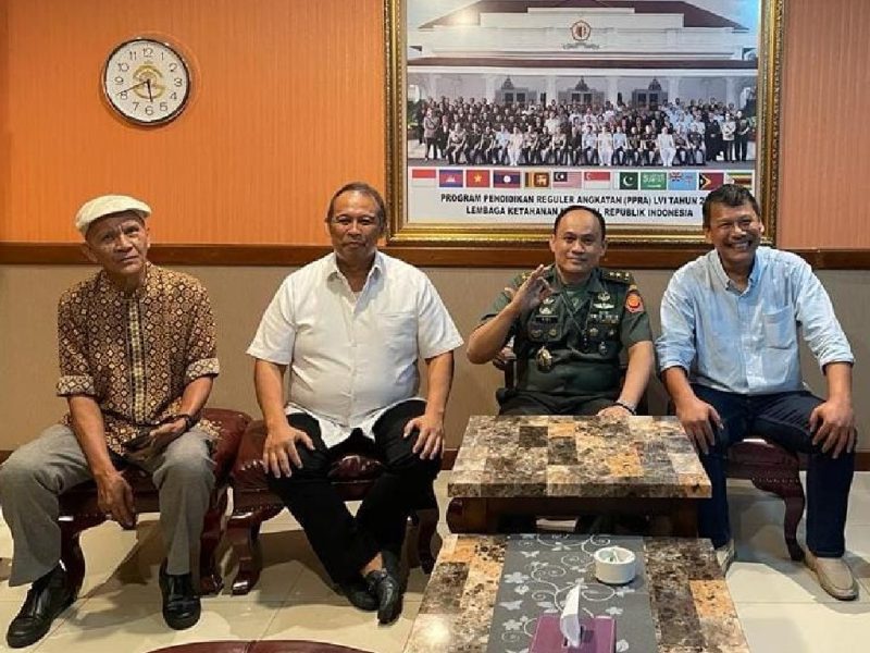 Jacob Ereste dalam diskusi informal rutin bersama  Mayor Jendral Rido Hermawan M.Sc di Coffe Shop Lemhannas, Jl. Merdeka Selatan Jakarta Pusat, 17 Februari 2022. (Foto:Pelopor.id/JE)