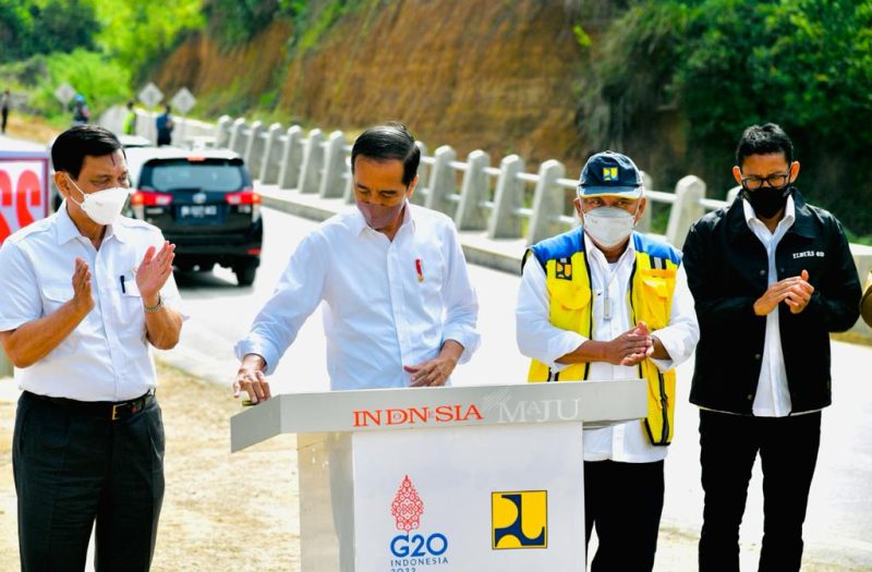 Presiden Jokowi meresmikan Jalan Bypass Balige, di Kabupaten Toba, Sumatera Utara, Rabu (02/02/2022). (Foto: Pelopor.id/BPMI Setpres/Laily Rachev) 