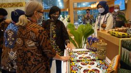 Menteri Keuangan RI Sri Mulyani melihat aksesoris perak karya perajin UMKM Apikri binaan LPEI.  Kriya berkualitas ekspor ini dihadirkan pada stan Rumah Joglo di pertemuan G-20 yang berlangsung 15-18 Februari 2022 di Jakarta. (Foto:pelopor.id/dok Kemenkeu)
