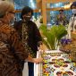 Menteri Keuangan RI Sri Mulyani melihat aksesoris perak karya perajin UMKM Apikri binaan LPEI.  Kriya berkualitas ekspor ini dihadirkan pada stan Rumah Joglo di pertemuan G-20 yang berlangsung 15-18 Februari 2022 di Jakarta. (Foto:pelopor.id/dok Kemenkeu)
