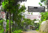Spanduk yang bertuliskan protes warga Desa Wadas, Kabupaten Purworejo, Jawa Tengah. (Foto: Pelopor.id/Ist) 