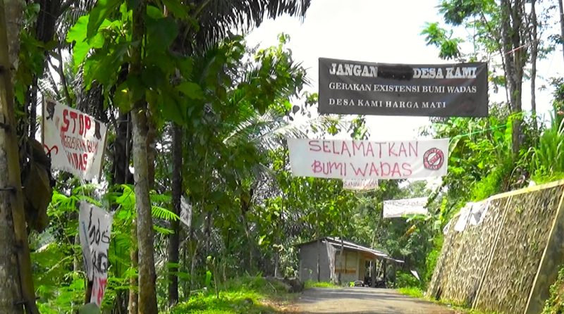 Spanduk yang bertuliskan protes warga Desa Wadas, Kabupaten Purworejo, Jawa Tengah. (Foto: Pelopor.id/Ist) 