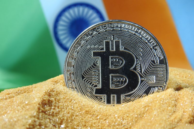 Ilustrasi Bitcoin dan bendera India. (Foto: Pelopor.id/Unsplash)