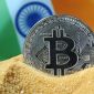 Ilustrasi Bitcoin dan bendera India. (Foto: Pelopor.id/Unsplash)