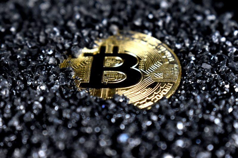 Ilustrasi Bitcoin. (Foto: Pelopor.id/Unsplash)