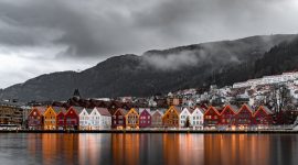 Bryggen adalah distrik pelabuhan bersejarah di Bergen, Norwegia. Ilustrasi. (Foto: Pelopor.id/Unsplash)