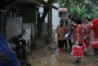 Menteri Sosial Tri Rismaharini Kunjungi Lokasi Banjir di Bogor dan Sukabumi. (Foto: Pelopor.id/Kemensos) 