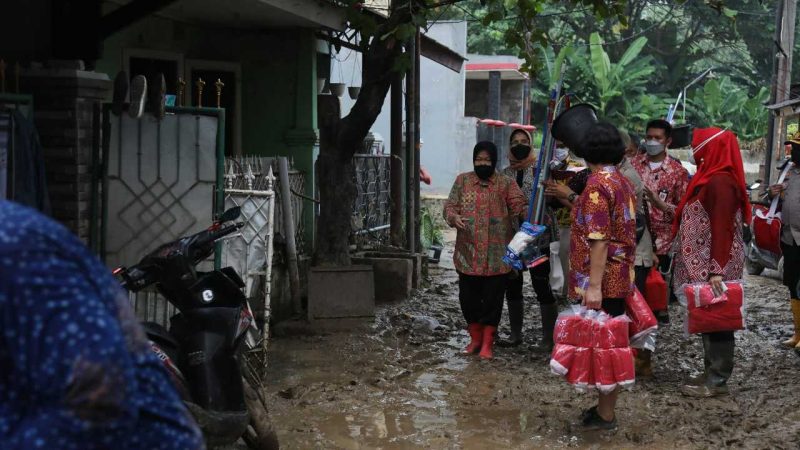 Menteri Sosial Tri Rismaharini Kunjungi Lokasi Banjir di Bogor dan Sukabumi. (Foto: Pelopor.id/Kemensos) 