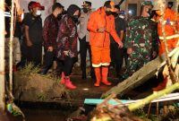 Menteri Sosial (Mensos) Tri Rismaharini dalam kunjungannya ke lokasi banjir di Kelurahan Jayaraksa, Kecamatan Baros, Sukabumi, Jumat (18/02/2022). (Foto: Pelopor.id/Kemensos)