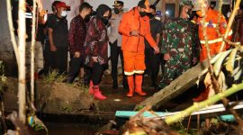 Menteri Sosial (Mensos) Tri Rismaharini dalam kunjungannya ke lokasi banjir di Kelurahan Jayaraksa, Kecamatan Baros, Sukabumi, Jumat (18/02/2022). (Foto: Pelopor.id/Kemensos)