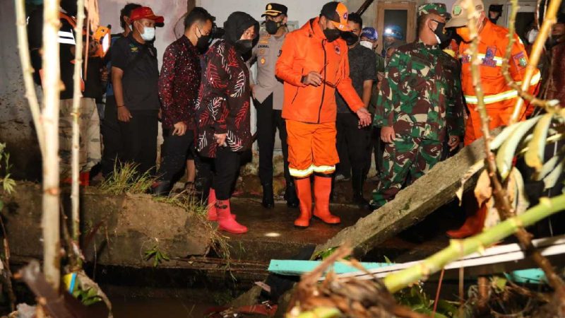 Menteri Sosial (Mensos) Tri Rismaharini dalam kunjungannya ke lokasi banjir di Kelurahan Jayaraksa, Kecamatan Baros, Sukabumi, Jumat (18/02/2022). (Foto: Pelopor.id/Kemensos)