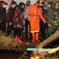 Menteri Sosial (Mensos) Tri Rismaharini dalam kunjungannya ke lokasi banjir di Kelurahan Jayaraksa, Kecamatan Baros, Sukabumi, Jumat (18/02/2022). (Foto: Pelopor.id/Kemensos)