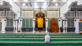Seorang pria menaikkan doa di Mesjid Raya Baiturrahman Banda Aceh. (Foto: Pelopor.id/Unsplash)