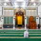 Seorang pria menaikkan doa di Mesjid Raya Baiturrahman Banda Aceh. (Foto: Pelopor.id/Unsplash)