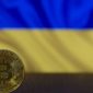 Ilustrasi Bitcoin dan bendera Ukraina. (Foto: Pelopor.id/Pixabay)