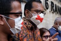 Direktur Eksekutif Lokataru, Haris Azhar (tengah) usai memenuhi panggilan untuk mediasi di Polda Metro Jaya, Jakarta Sslatan, Kamis, (21/10/2021). (Foto: Istimewa)