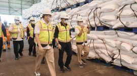 Menteri Pertanian Syahrul Yasin Limpo, meninjau gudang utama Pupuk Iskandar Muda, Aceh, Jumat, (4/03/2022). (Foto:Pelopor.id/Kementan)