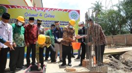 Menko PMK, Muhadjir Effendy saat acara peletakan batu pertama bangunan asrama Pondok Pesantren Modern Al-Kautsar Muhammadiyah di Kabupaten Lima Puluh Kota, Jumat (04/03/2022). (Foto:Pelopor.id/Kemenko PMK)