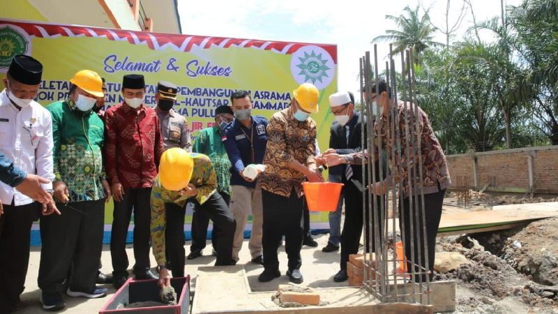 Menko PMK, Muhadjir Effendy saat acara peletakan batu pertama bangunan asrama Pondok Pesantren Modern Al-Kautsar Muhammadiyah di Kabupaten Lima Puluh Kota, Jumat (04/03/2022). (Foto:Pelopor.id/Kemenko PMK)