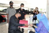 Nasabah Bank BNI Muhammad Asan Ali (kiri bertopi hitam) didampingi kuasa hukumnya ketika melaporkan peristiwa lenyapnya uang tabungan miliaran rupiah miliknya ke OJK Kaltim di Samarinda. (Foto : LBH Samarinda Berani)