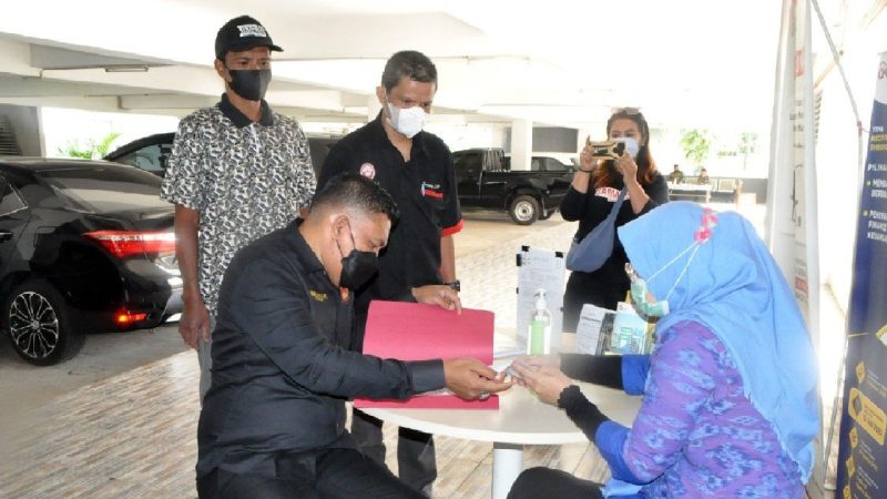 Nasabah Bank BNI Muhammad Asan Ali (kiri bertopi hitam) didampingi kuasa hukumnya ketika melaporkan peristiwa lenyapnya uang tabungan miliaran rupiah miliknya ke OJK Kaltim di Samarinda. (Foto : LBH Samarinda Berani)