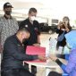 Nasabah Bank BNI Muhammad Asan Ali (kiri bertopi hitam) didampingi kuasa hukumnya ketika melaporkan peristiwa lenyapnya uang tabungan miliaran rupiah miliknya ke OJK Kaltim di Samarinda. (Foto : LBH Samarinda Berani)