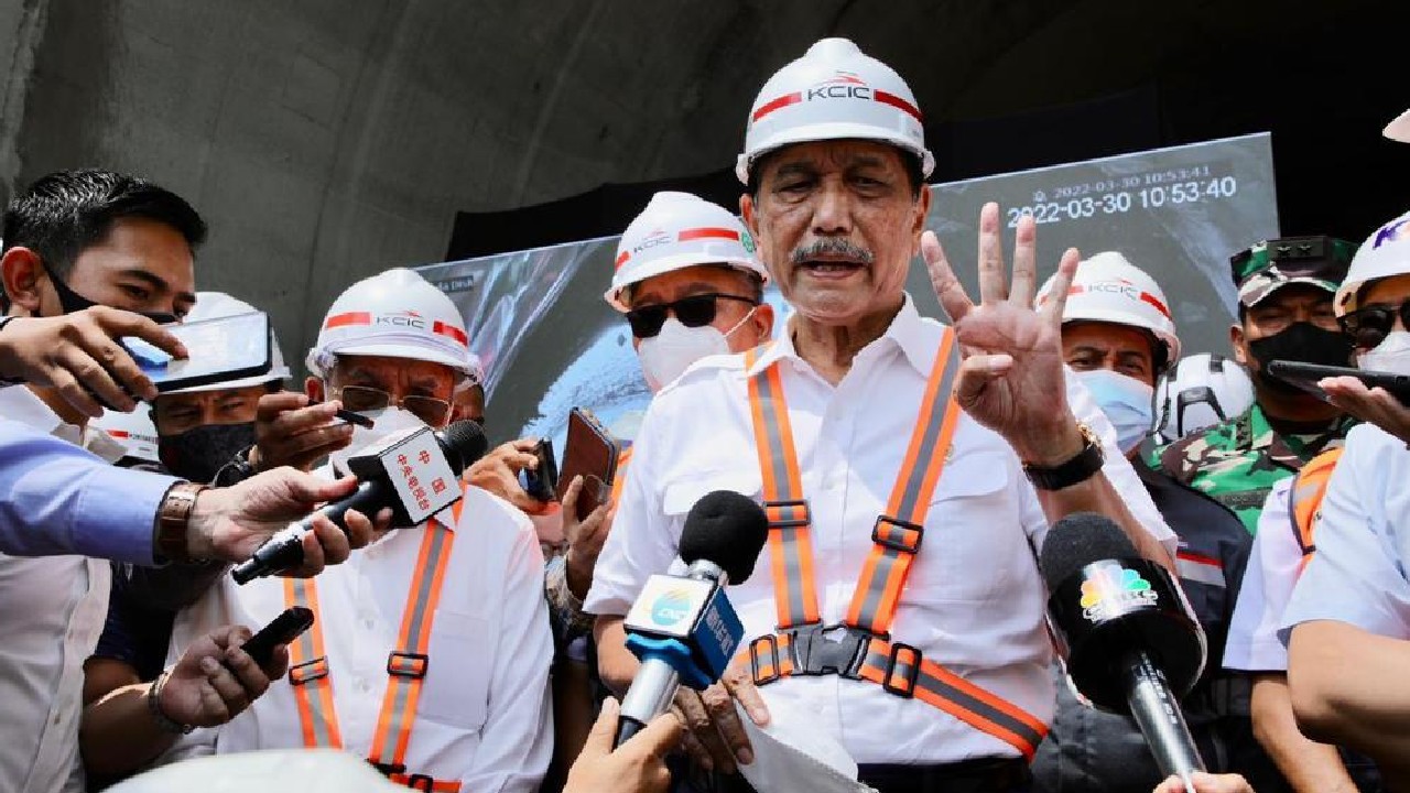 Menko Luhut dan Dubes China untuk Indonesia Lu Kang, mengunjungi proyek pembangunan Kereta Cepat Jakarta-Bandung, Rabu (30/03/2022). (Foto: Kemenko Marves)