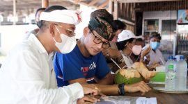 Sandiaga Uno mengunjungi Masyarakat Desa Ungasan. (Foto:pelopor.id/Kemenparekraf)