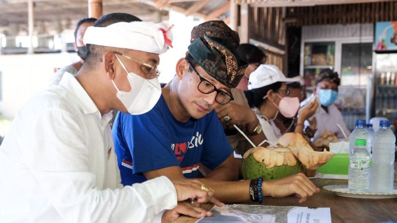 Sandiaga Uno mengunjungi Masyarakat Desa Ungasan. (Foto:pelopor.id/Kemenparekraf)