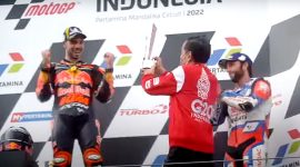 Presiden Joko Widodo memberikan tropi untuk ajang Pertamina Grand Prix of Indonesia di Lombok Tengah, Nusa Tenggara Barat (NTB) pada Minggu (20/03/2022). (Foto:Pelopor.id/Youtube Presiden Joko Widodo)