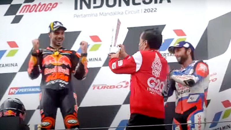 Presiden Joko Widodo memberikan tropi untuk ajang Pertamina Grand Prix of Indonesia di Lombok Tengah, Nusa Tenggara Barat (NTB) pada Minggu (20/03/2022). (Foto:Pelopor.id/Youtube Presiden Joko Widodo)