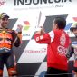 Presiden Joko Widodo memberikan tropi untuk ajang Pertamina Grand Prix of Indonesia di Lombok Tengah, Nusa Tenggara Barat (NTB) pada Minggu (20/03/2022). (Foto:Pelopor.id/Youtube Presiden Joko Widodo)