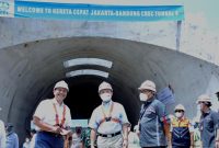 Menko Luhut dan Dubes China untuk Indonesia Lu Kang, mengunjungi proyek pembangunan Kereta Cepat Jakarta-Bandung, Rabu (30/03/2022). (Foto: Kemenko Marves)