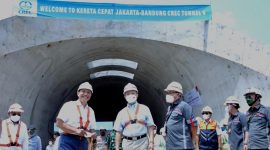 Menko Luhut dan Dubes China untuk Indonesia Lu Kang, mengunjungi proyek pembangunan Kereta Cepat Jakarta-Bandung, Rabu (30/03/2022). (Foto: Kemenko Marves)